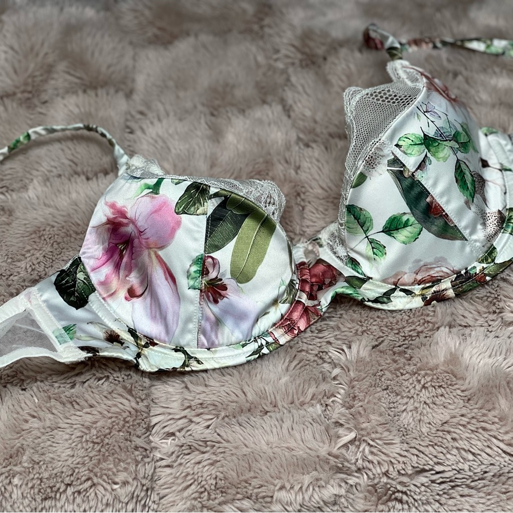 NWOT Guess Stella Natural Bra 34B